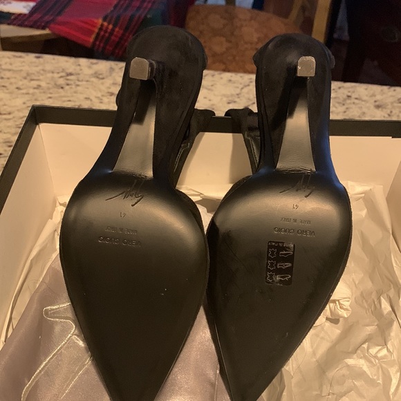 BNIB GIUSEPPE BLACK SHOE WITH GOLD ZIPPER IN BAVK AND GOLD HEEL TIP. SIZE 41 - Picture 4 of 6